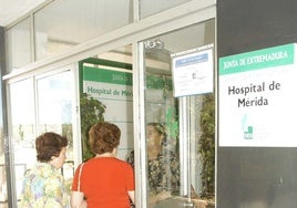 Mayores acceden al Hospital de Mérida, uno de los que no tienen geriatras en la región.