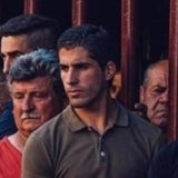 Rafael Cerro atento desde los barrotes.