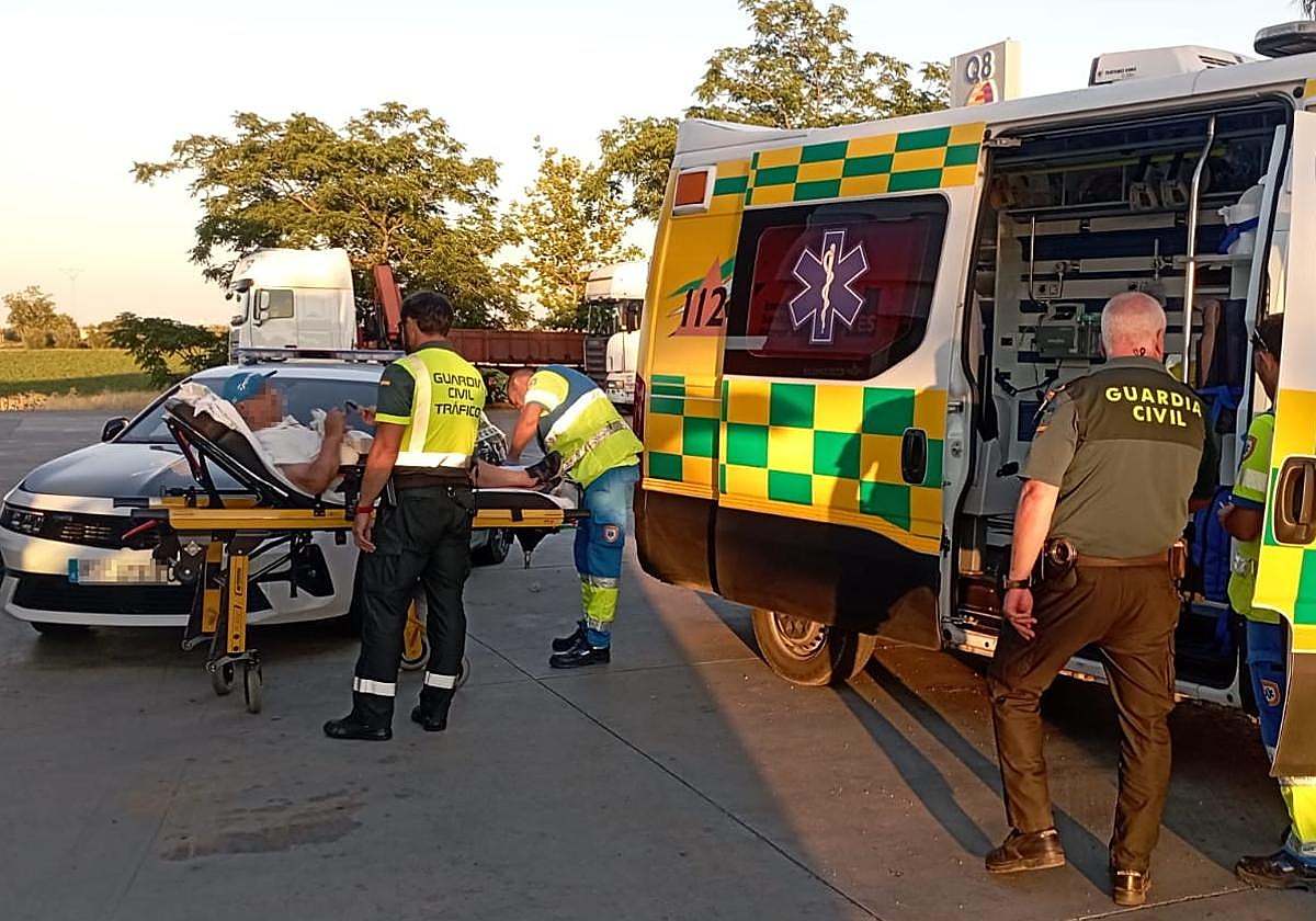 El conductor fue trasladado en ambulancia hasta el Hospital Universitario de Badajoz.