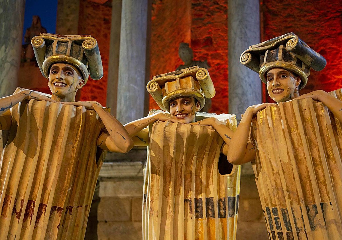 Abrahan, Nerea y Aurora Samino caracterizados como el coro de 'La Aparición'.