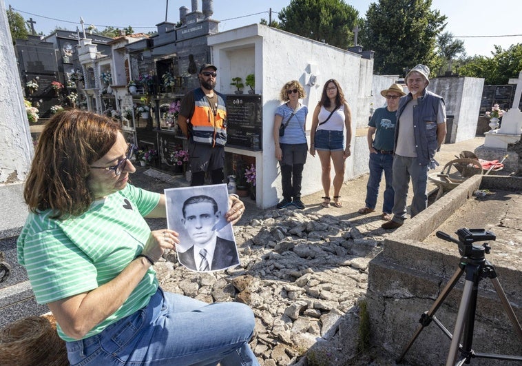 Pura Ramos sostiene la foto de su abuelo Alfredo en el cementerio de Torremenga, este viernes.