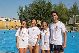 Sonia González, Laura Contreras, Minerva Sánchez y Carlos Calderón trabajan este verano como socorristas en la piscina municipal de Monesterio.