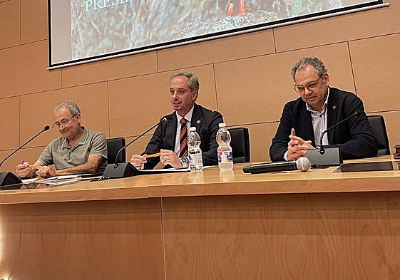 José María Gallardo, en el centro de la imagen, durante la Asamblea General en la que ha sido reelegido presidente de Fedexcaza este sábado