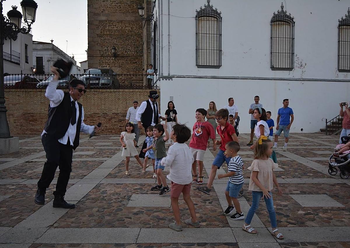 Imagen secundaria 1 - Swing and Show convirtió las calles de Fregenal en una fiesta