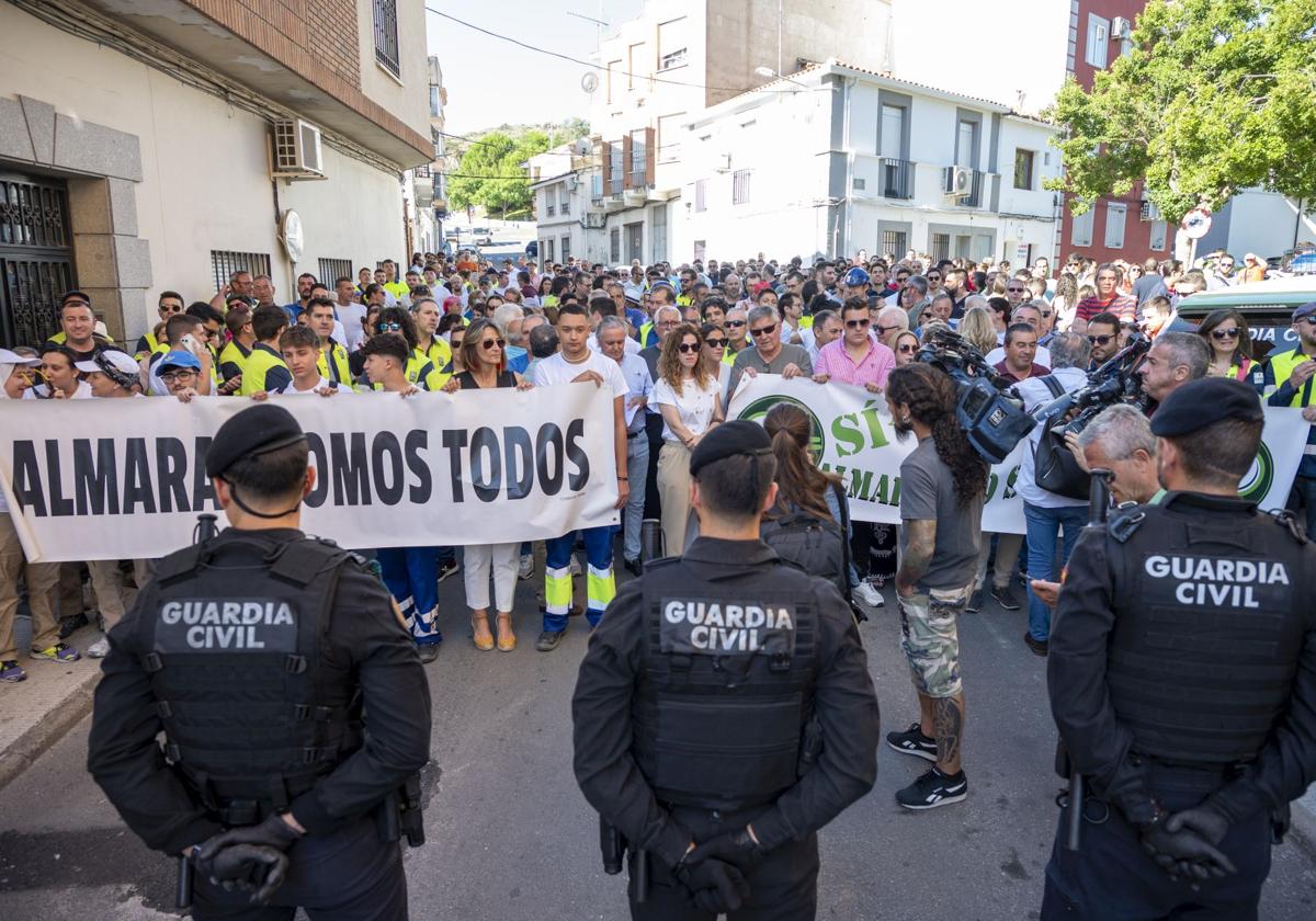 María Guardiola se acercó a saludar al personal de la central nuclear y a los alcaldes del entorno que les apoyaban.