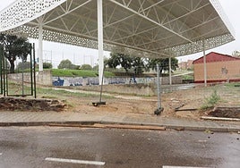 Cubierta de la pista polideportiva del IES Parque de Monfragüe, sin acabar.