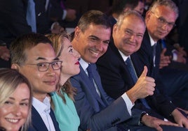 Blanca Martín, Lai Zhang, María Guardiola y Pedro Sánchez durante el acto.