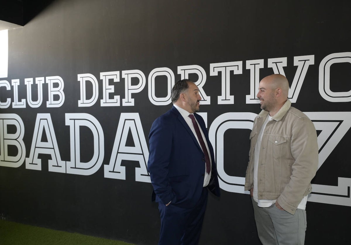 El director general Javier Peña y el técnico Luis Oliver Sierra, en el Nuevo Vivero.