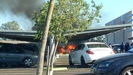 A lo lejos se observa el vehículo ardiendo a las puertas del Carrefour,