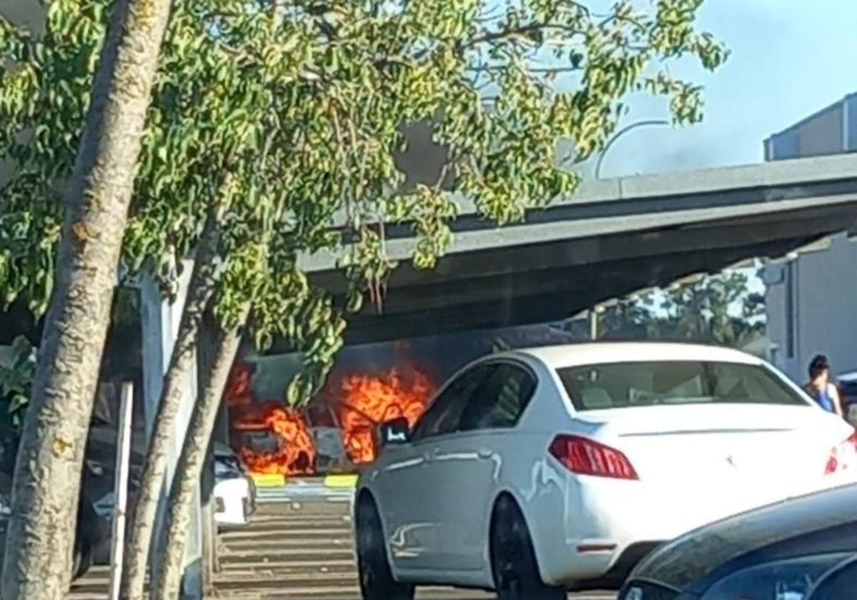 A lo lejos se observa el vehículo ardiendo a las puertas del Carrefour,