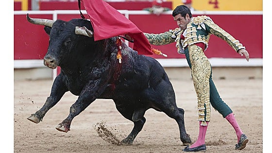 Emilio de Justo se entrega con un bravo toro de Victoriano del Río en Pamplona