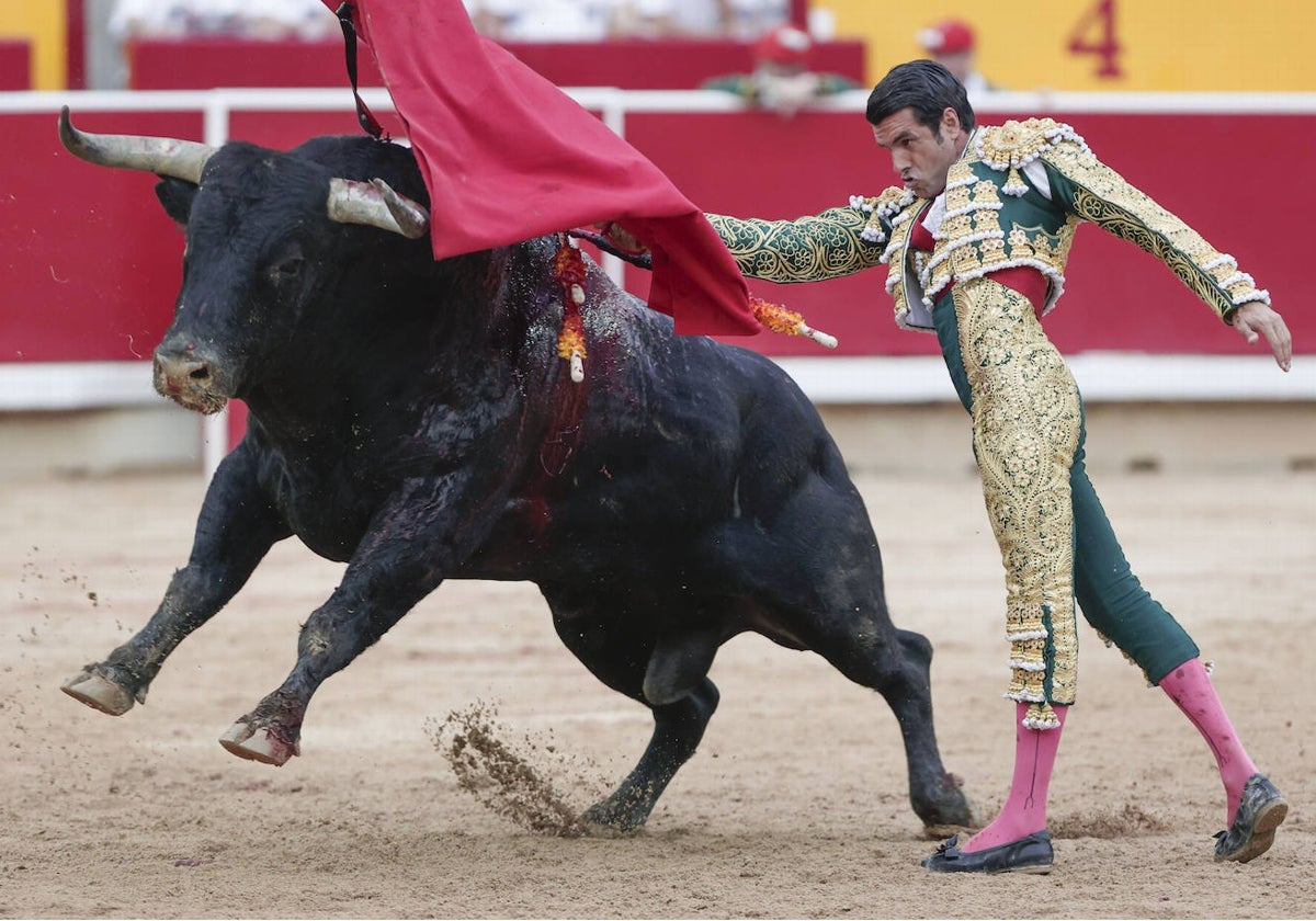 Emilio de Justo se entrega con un bravo toro de Victoriano del Río en Pamplona