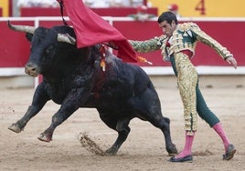 Emilio de Justo se entrega con un bravo toro de Victoriano del Río en Pamplona