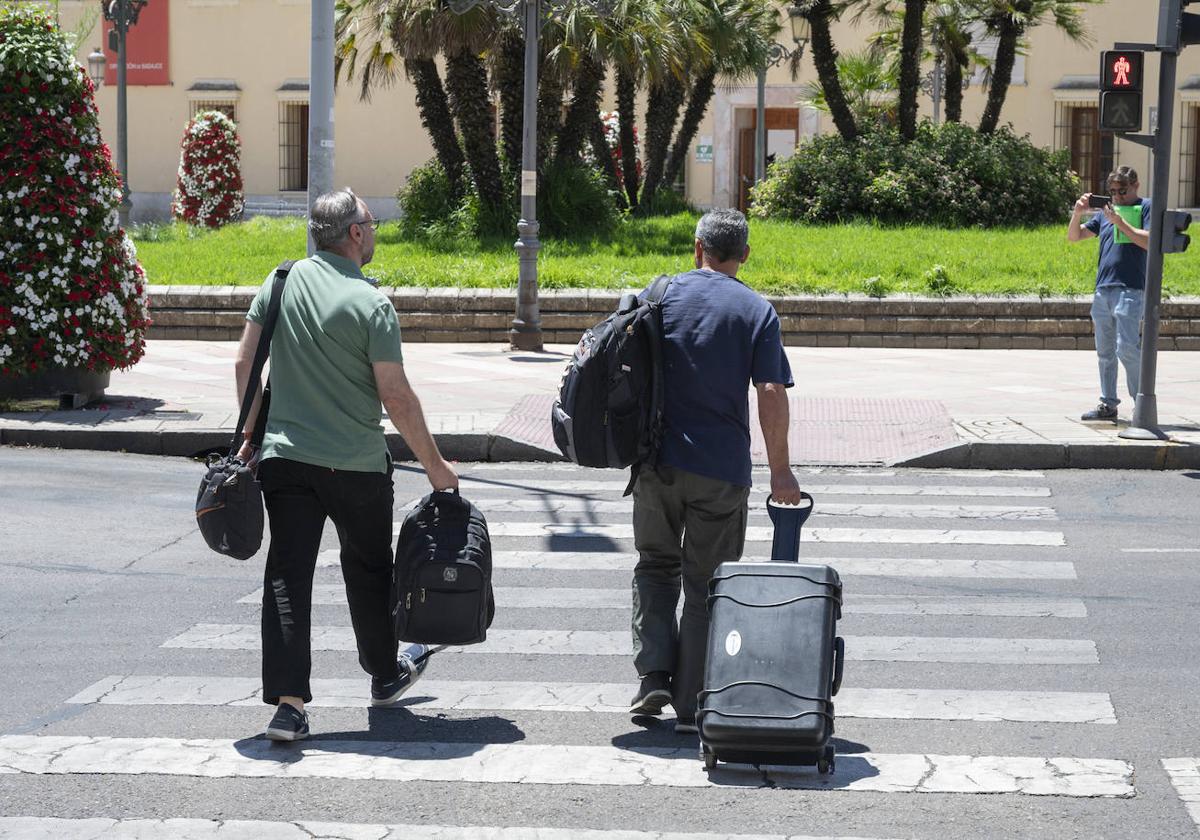 Miembros de la UCO se marchan con material recogido en la Diputación .