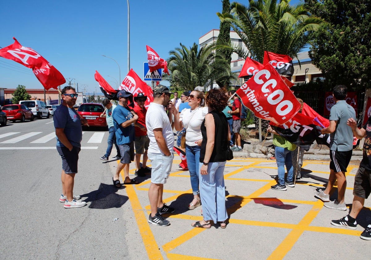 Concentración de trabajadores el pasado martes en la entrada de Catelsa-Cáceres.