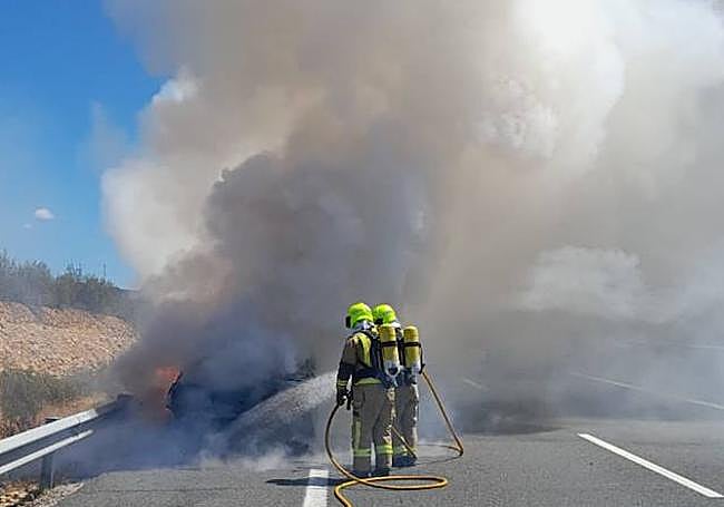 Bomberos interviniendo en el incendio.