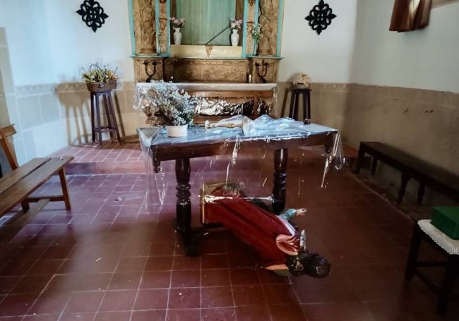 Así encontraron la imagen de la santa en su ermita.