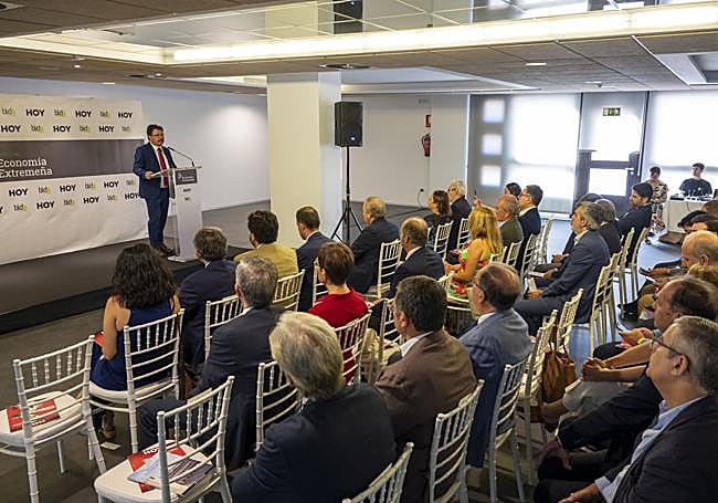 Guillermo Santamaría en la presentación de la revista.