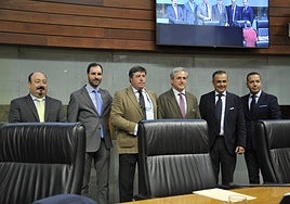 El consejero de Gestión Forestal, Ignacio Higuero, junto a los cinco diputados de Vox en la Asamblea de Extremadura.