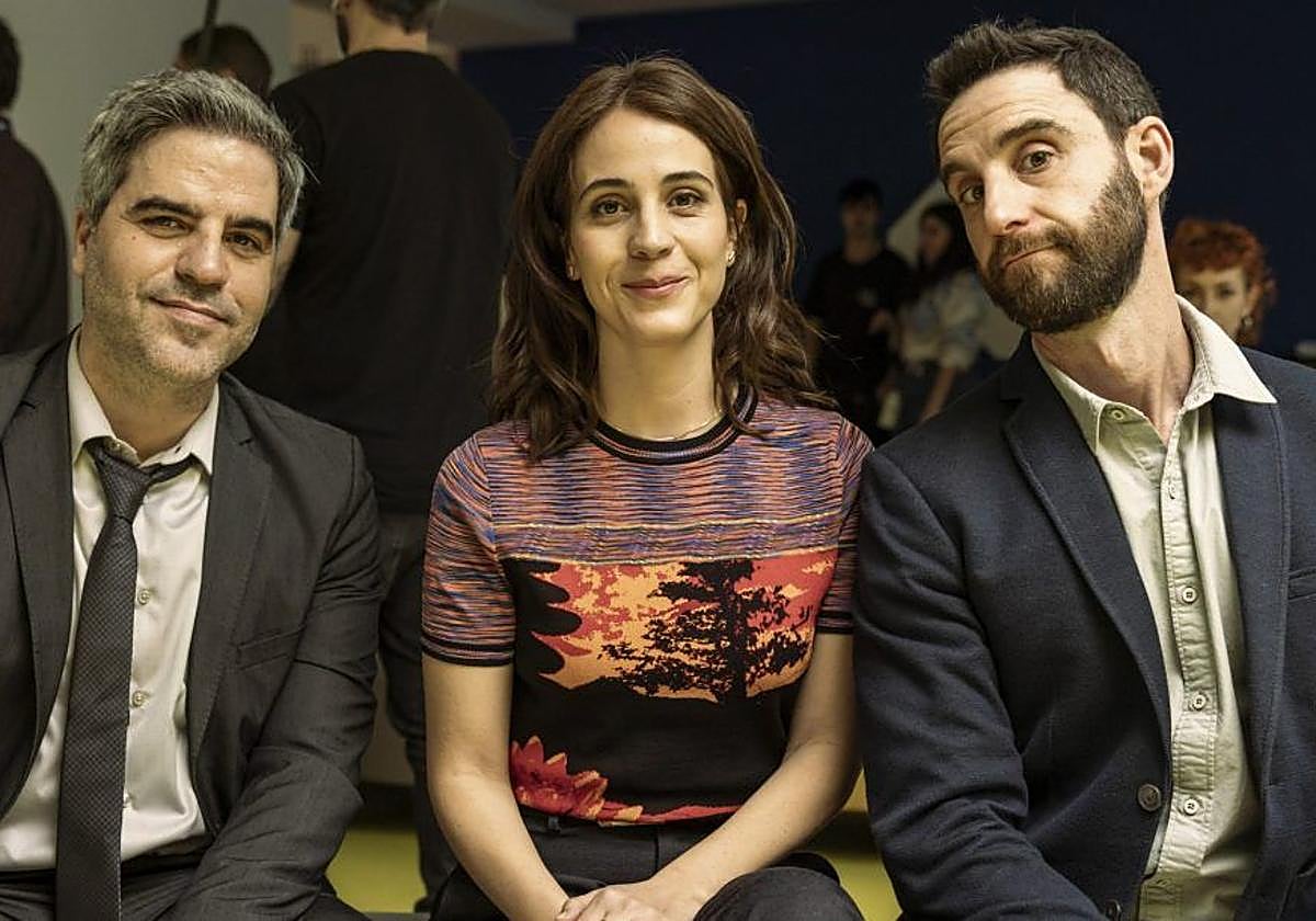 Los protagonistas de 'Cuerpo escombro', Ernesto Sevilla, Cassandra Ciangherotti y Dani Rovira.