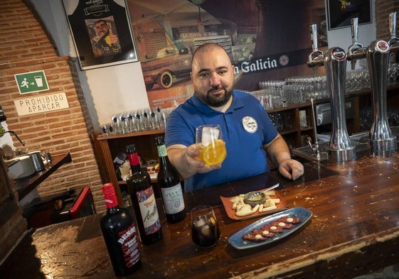 En Cervecería con Jota ofrecen tres vermús: seco, semidulce y reserva, y recomiendan siempre comerse la naranja.