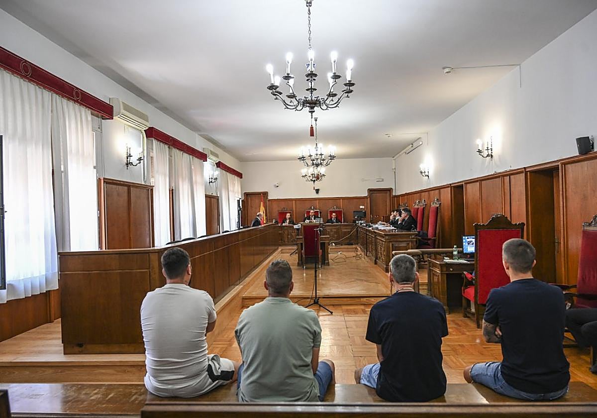 Los condenados durante el juicio que se celebró en la Audiencia Provincial de Badajoz.