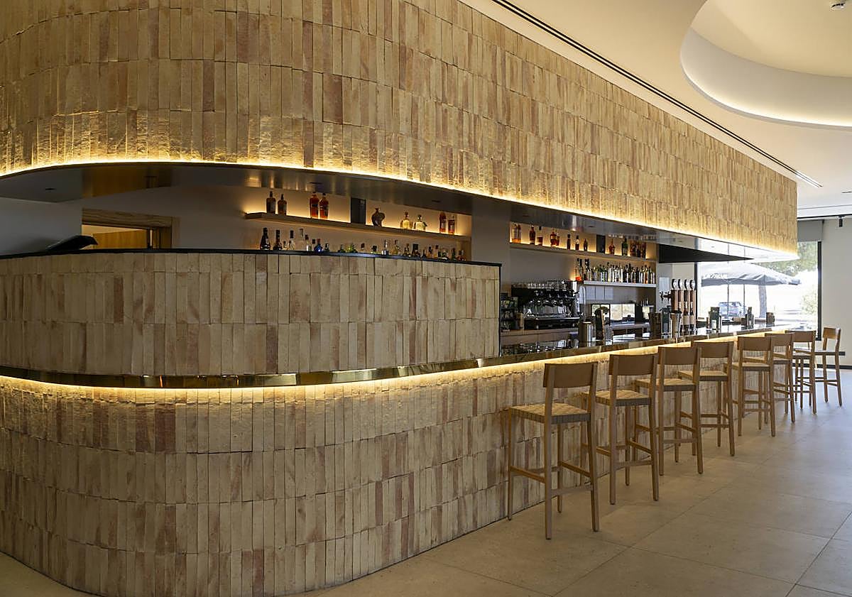 Imagen principal - La gilda clásica está en la carta de barra de Finca la Desa, en Miajadas.