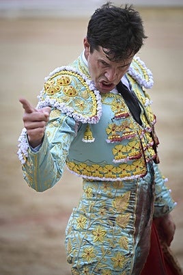 El diestro Daniel Luque, tras dar muerte a su segundo toro de la tarde.