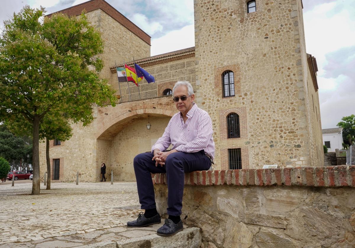 Julián Castaño a las puertas del Museo Arqueológico de Badajoz.