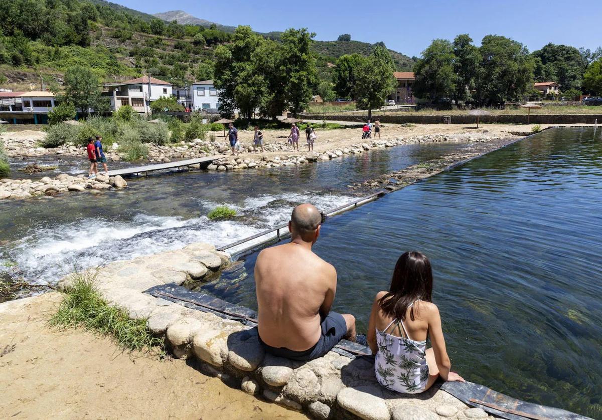 Usuarios de las pisicinas naturales del norte de Extremadura.