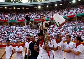 El torero Roca Rey, a hombros en Pamplona.