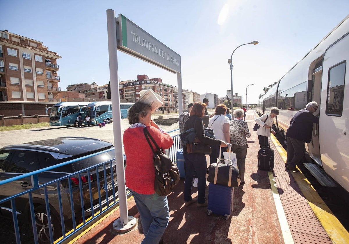 Viajeros en la estación de Talavera de la Reina.