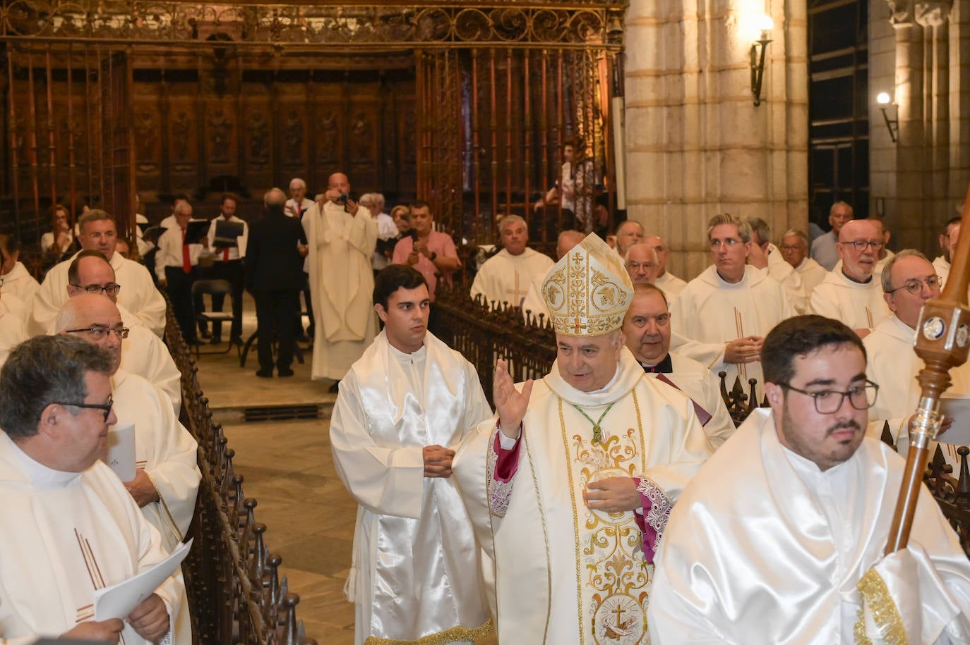 Imágenes de los asistentes a la eucaristía celebrada por el nuevo arzobispo de Mérida-Badajoz, José Rodríguez Carballo