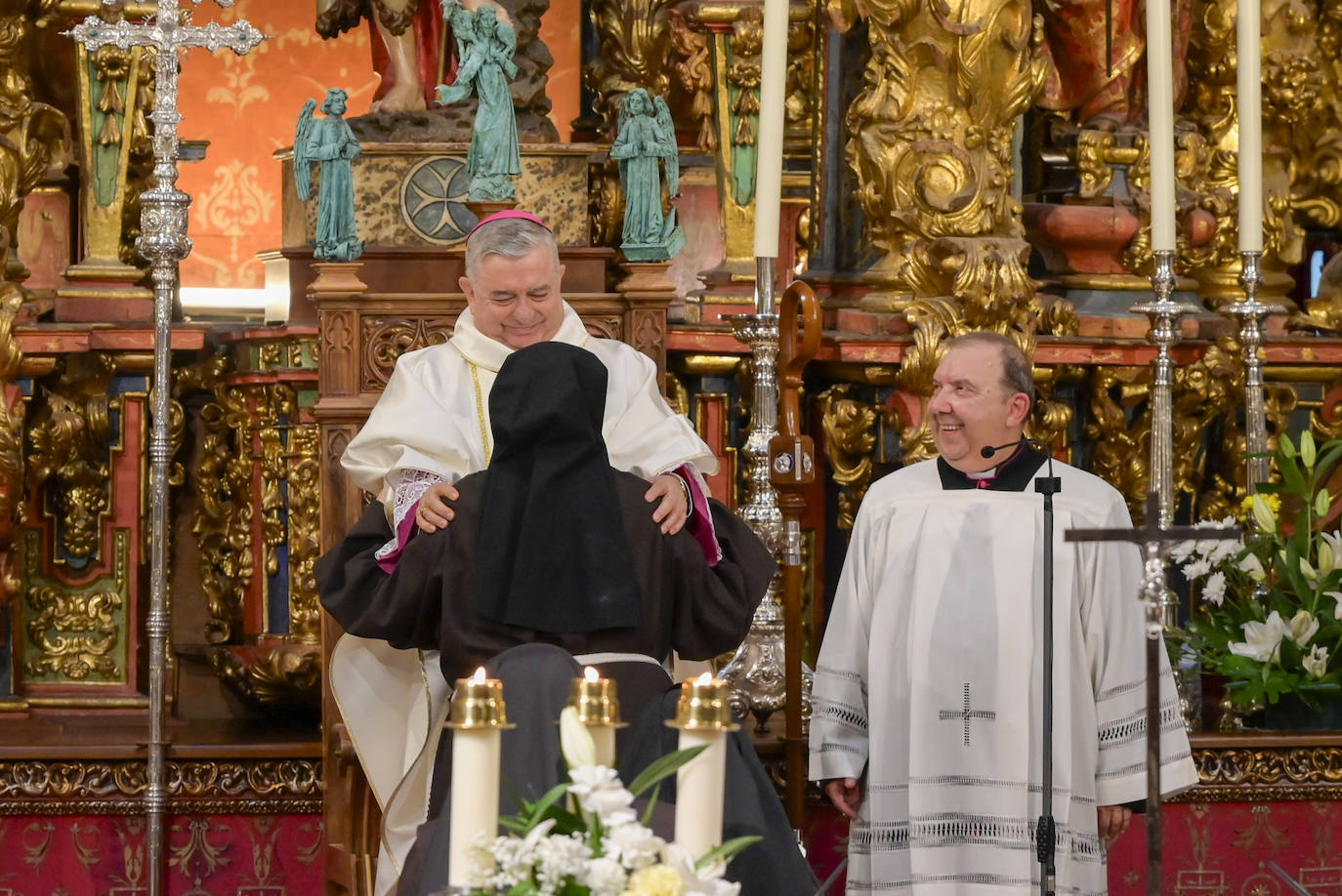 Imágenes de los asistentes a la eucaristía celebrada por el nuevo arzobispo de Mérida-Badajoz, José Rodríguez Carballo