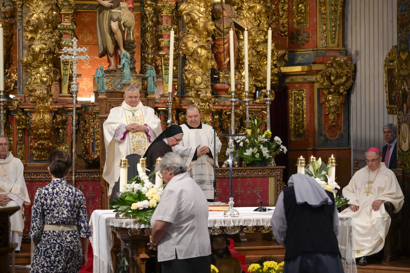 Imágenes de los asistentes a la eucaristía celebrada por el nuevo arzobispo de Mérida-Badajoz, José Rodríguez Carballo