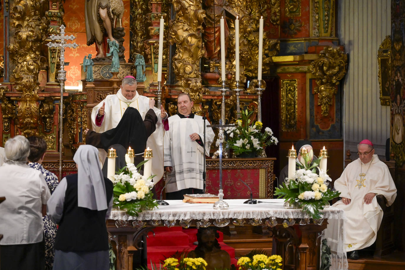 Imágenes de los asistentes a la eucaristía celebrada por el nuevo arzobispo de Mérida-Badajoz, José Rodríguez Carballo