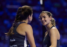 Ari Sánchez y Paula Josemaría celebran un punto en los cuartos de final de Málaga.