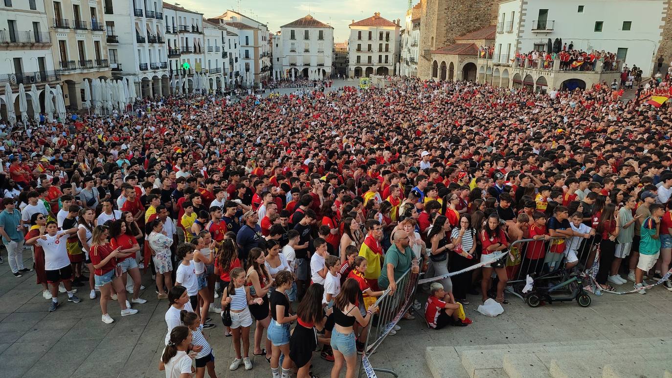 Ambiente en la Plaza Mayor de Cáceres