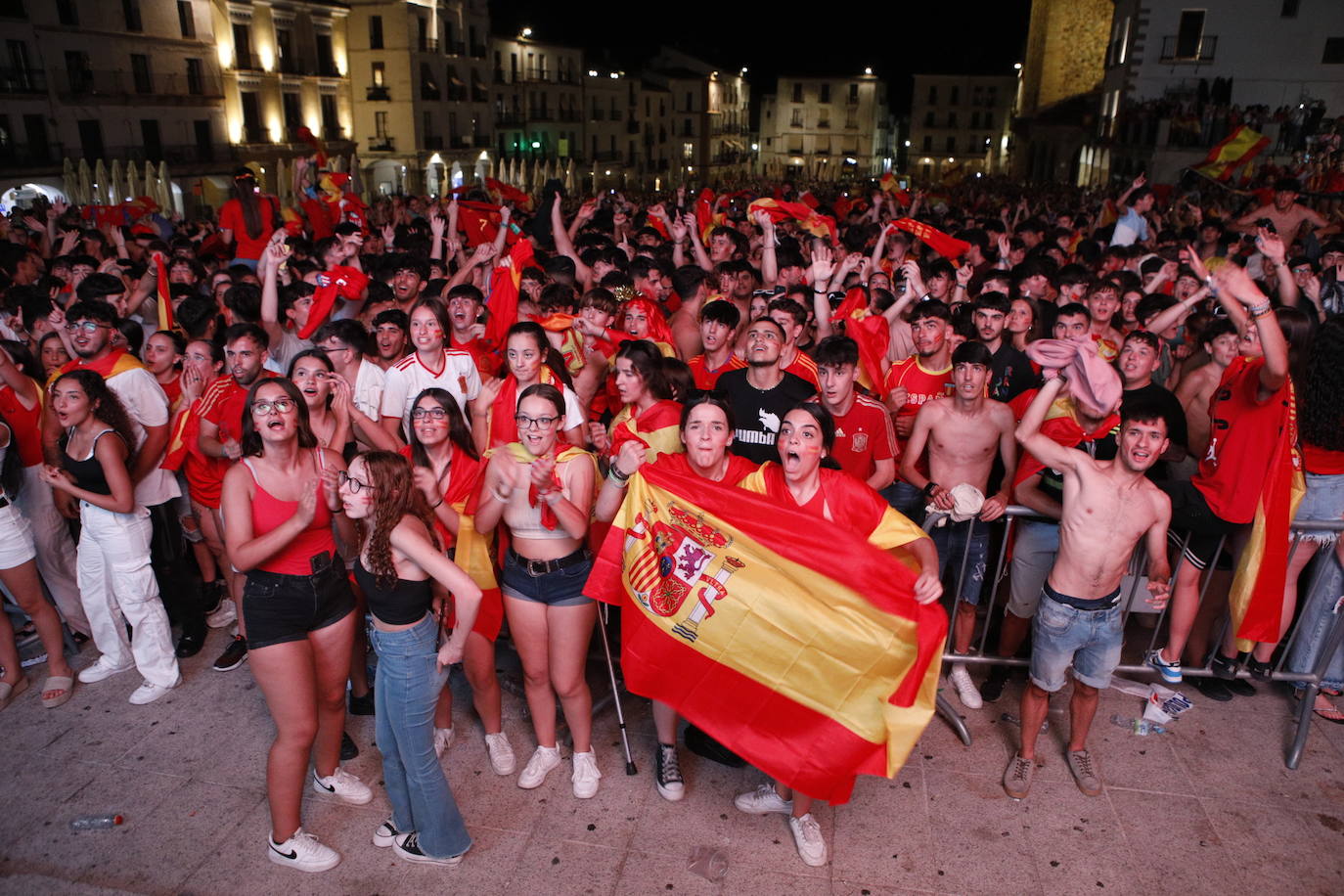 Celebración de la victoria de España en Cáceres