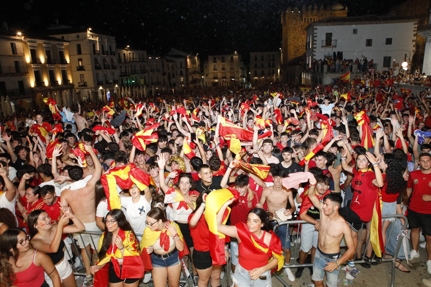 Celebración de la victoria de España en Cáceres