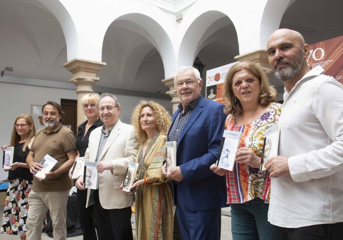 Autores y editores de los textos con Jesús Cimarro, director del Festival.