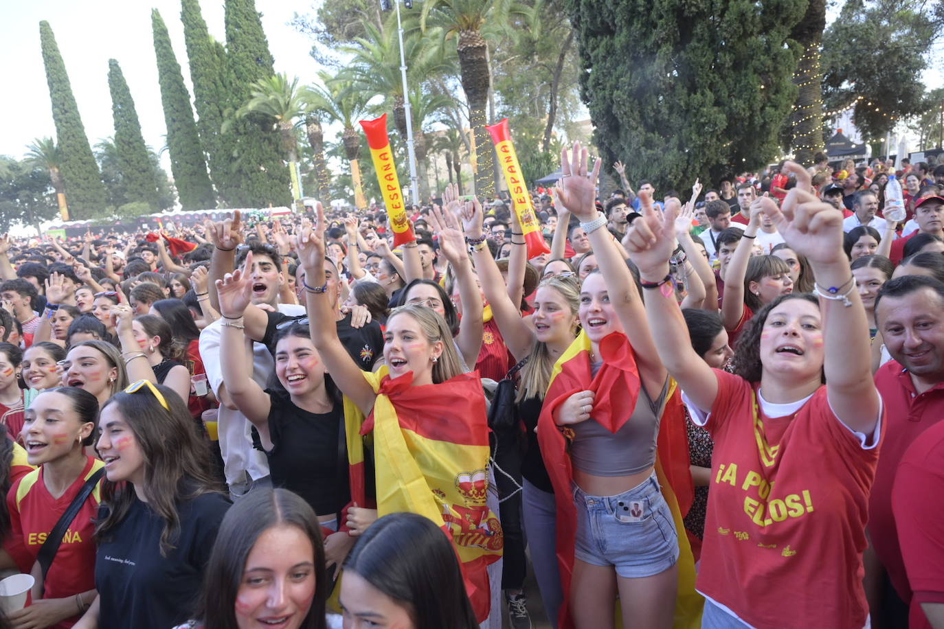 La Alcazaba de Badajoz repleta de público para disfrutar del partido.