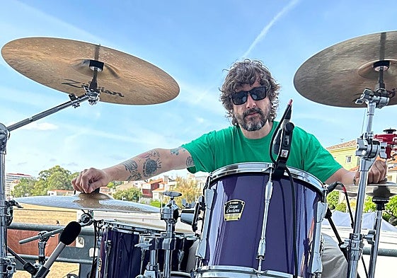 El baterista cacereño Roberto Escudero toca la batería con el grupo Los Planetas.
