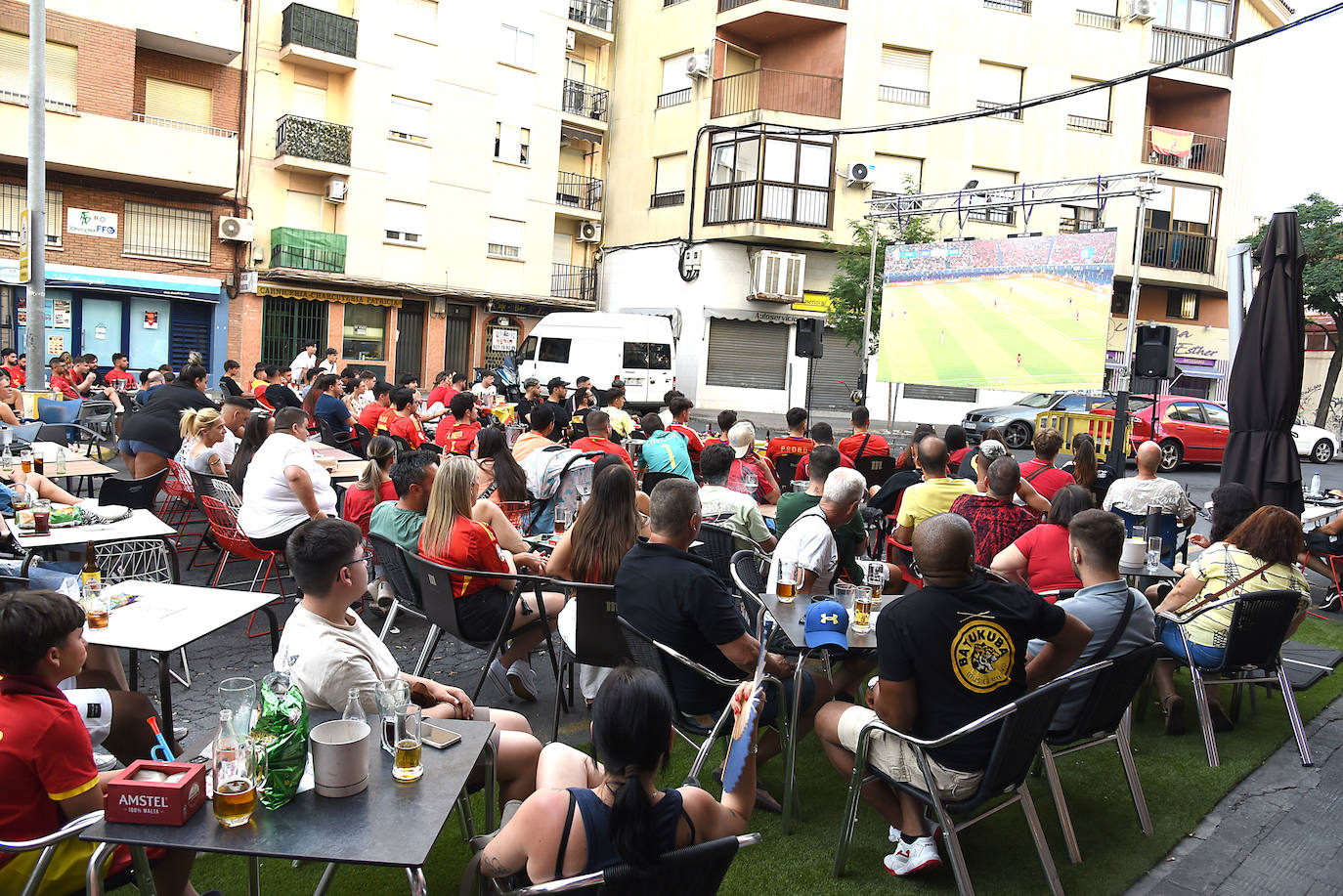 Público reunido en distintas zonas de Plasencia para disfrutar de la final de la Eurocopa