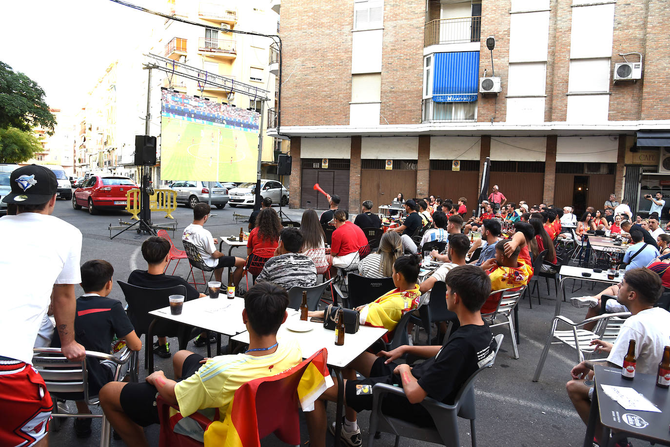 Público reunido en distintas zonas de Plasencia para disfrutar de la final de la Eurocopa