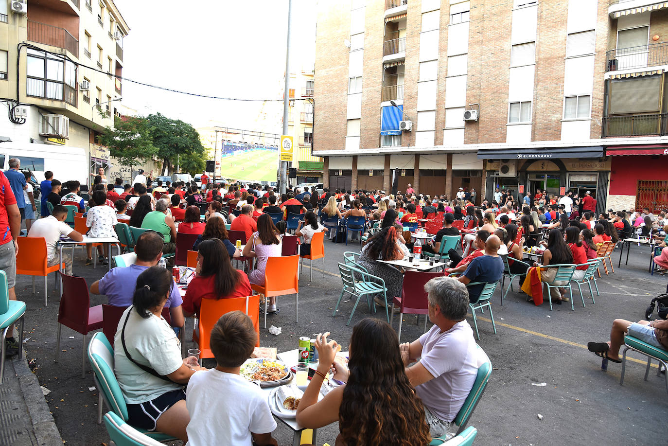 Público reunido en distintas zonas de Plasencia para disfrutar de la final de la Eurocopa