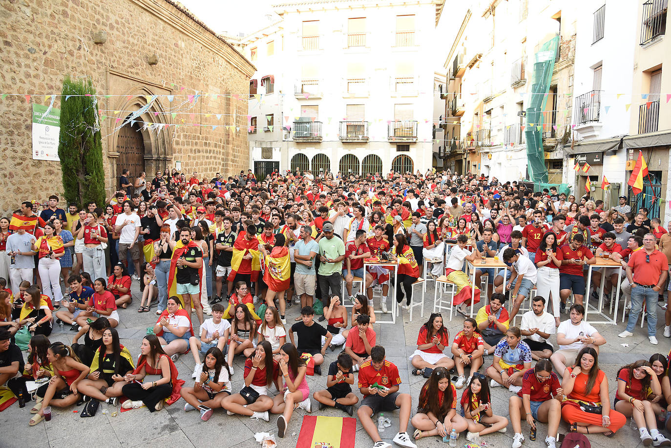 Público reunido en distintas zonas de Plasencia para disfrutar de la final de la Eurocopa