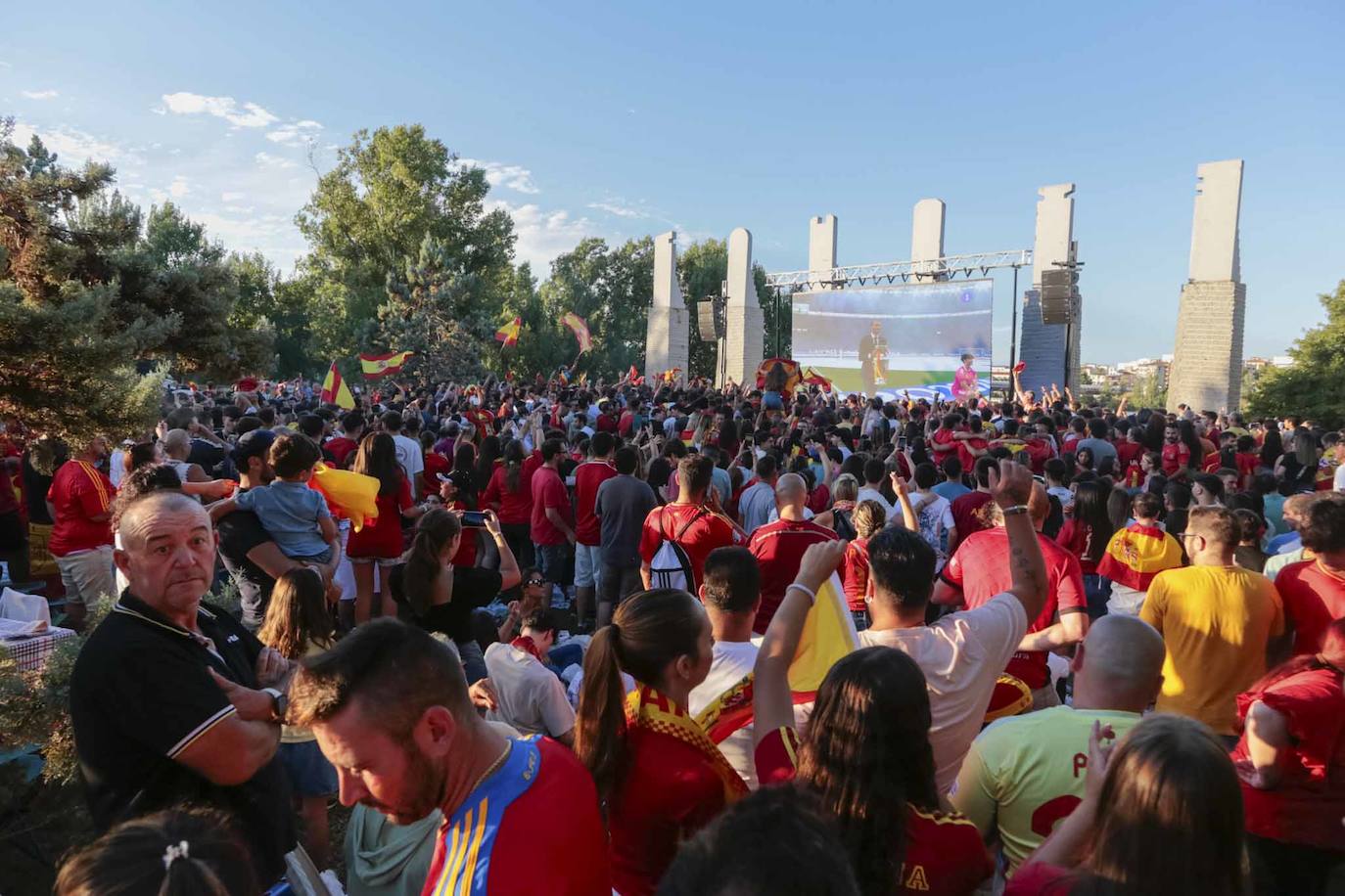 Público reunido en la pantalla gigante instalada en Mérida