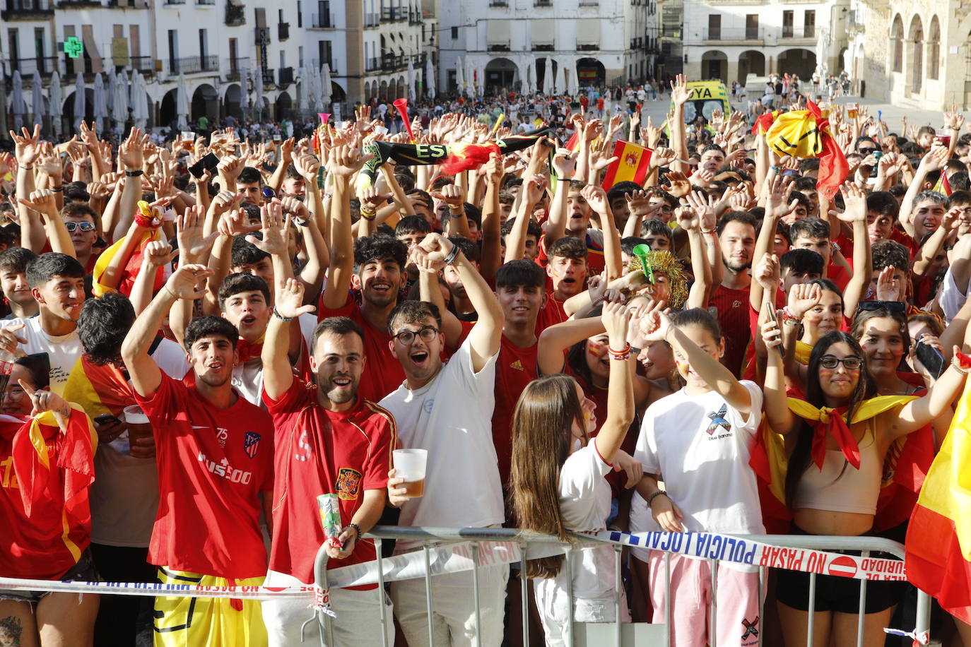 Ambiente en la Plaza Mayor de Cáceres