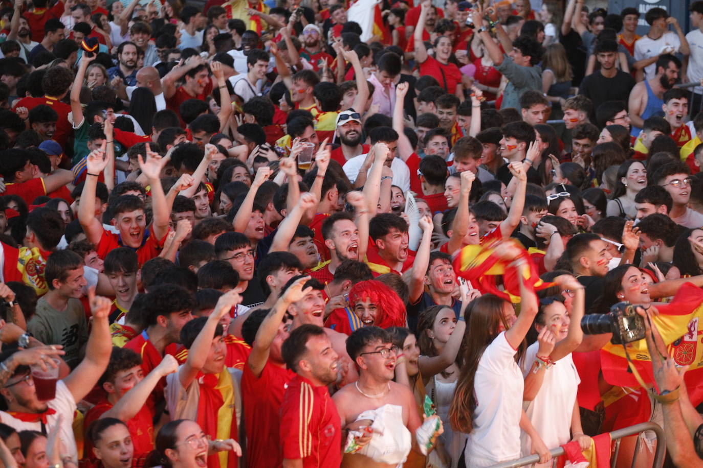 Celebración de la victoria de España en Cáceres